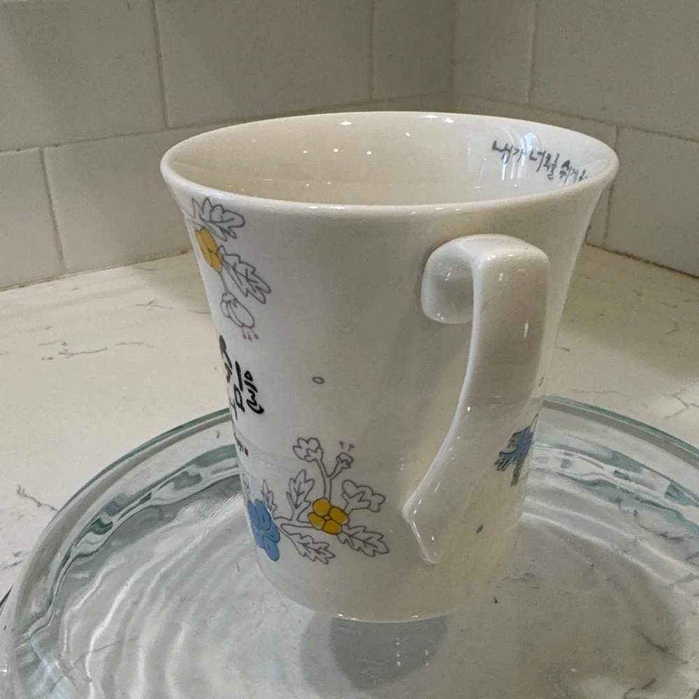 Floral Ceramic Mug with Korean Script - Picture 3 of 11